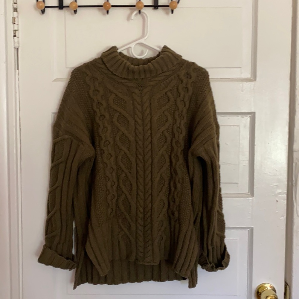 Beautiful olive green wool pullover sweater from Everlane.